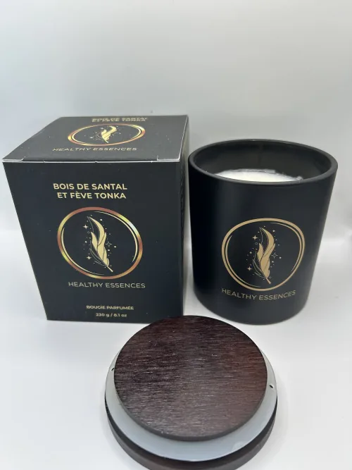 VELA AROMATICA BOIS DE SANTAL ET FEVE TONKA ( SANDALO ) 230 GRS VASO
